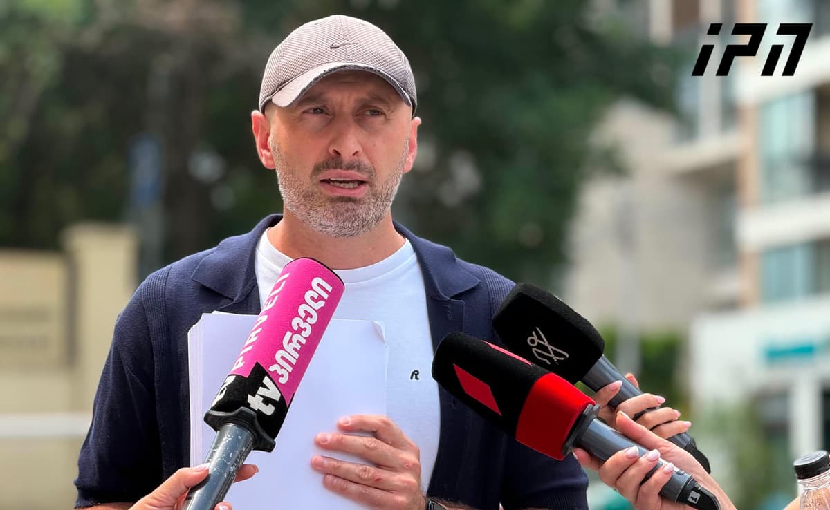 გურამ როგავა მასზე ძალადობაში ბრალდებული სპეცრაზმელის პროცესზე ცარიელი ფურცლებით მივიდა - ჟურნალისტის თქმით, საქმე სწორედ ცარიელი ფურცლებისგან შედგება, სადაც გდდ-ის თანამშრომლის აღიარებითი ჩვენების გარდა არაფერი დევს