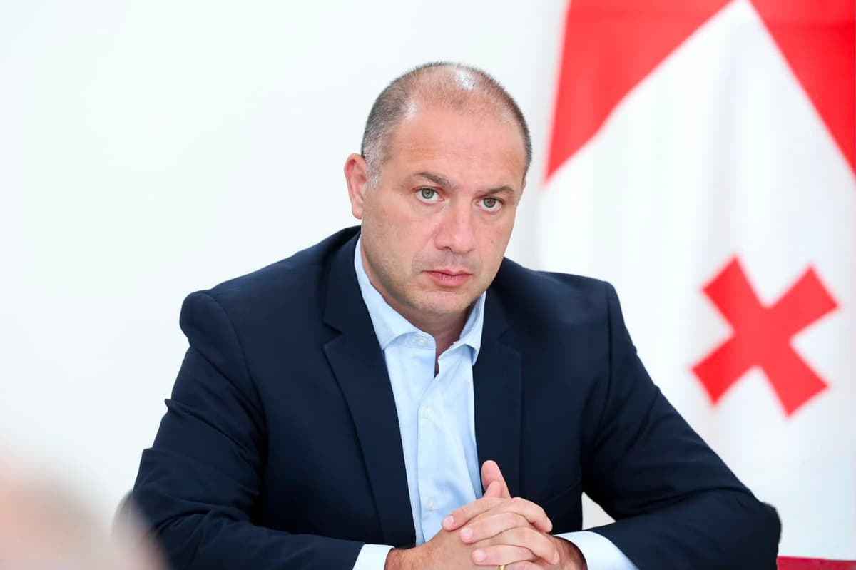 გივი მიქანაძე - 14 სექტემბრის ჩათვლით ვახორციელებთ მხოლოდ პირველკლასელთა ფორმების რეალიზაციას, 15 ოქტომბრამდე უნდა ჩამოვიდეს მე-2 და მე-3 კლასელებისთვის, 30 ნოემბრამდე კი მე-4, მე-5, მე-6 კლასის მოსწავლეებისათვის