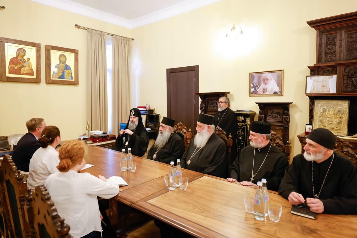 პატრიარქი შიო III კათოლიკური ეკლესიის წარმომადგენლებს და საქართველოში აკრედიტებული დიპლომატიური კორპუსის წევრებს შეხვდა