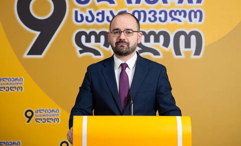 გრიგოლ გეგელია - არ ვიცი, რა შეავსებს იმ დიდ დანაკლისს, რასაც ბატონი მამუკას წასვლა უქმნის თითოეულ იმ რეგიონს, რომელშიც მთელი რამდენიმე დღე იმუშავა - ასევე, საინტერესოა, წაიღებს თუ დატოვებს იმ ჩინ-მედლებს, რამდენიმე კილოს, რომელიც ძმაკაცმა დაურიგა