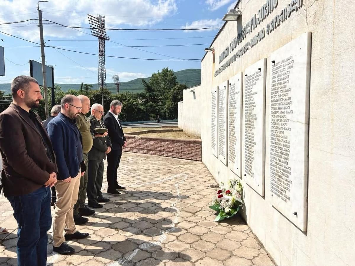 „ძლიერი საქართველო - ლელოს“ წარმომადგენლები აგვისტოს ომის 18 წლისთავთან დაკავშირებით, გორში, 8 აგვისტოს ომში დაღუპულ გმირთა მემორიალთან იმყოფებოდნენ